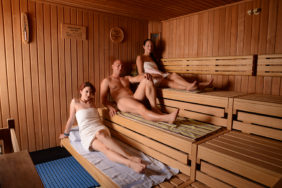 Gäste in der finnischen Sauna